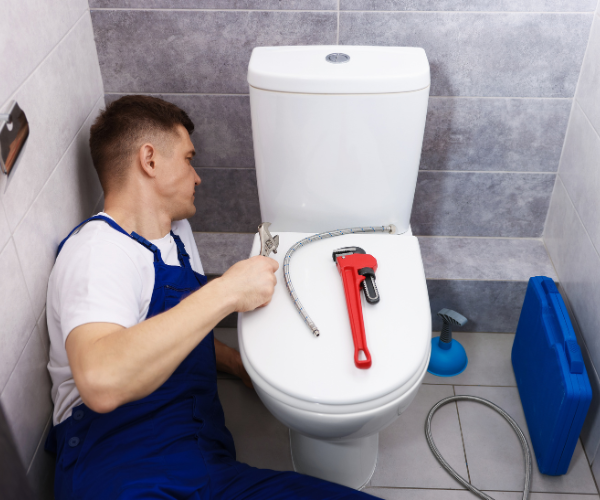 Pro24h Rohrreinigung — Techniker bei WC-Reparatur