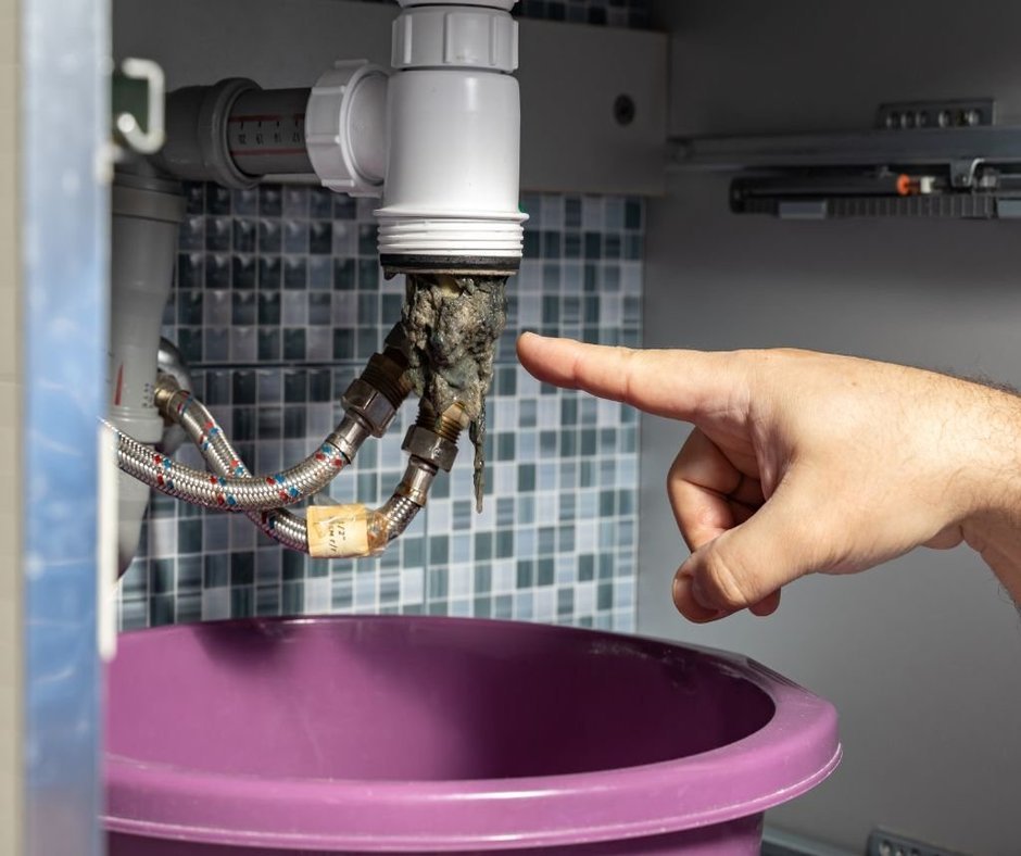 Verstopfter Siphon mit Haaren und Ablagerungen