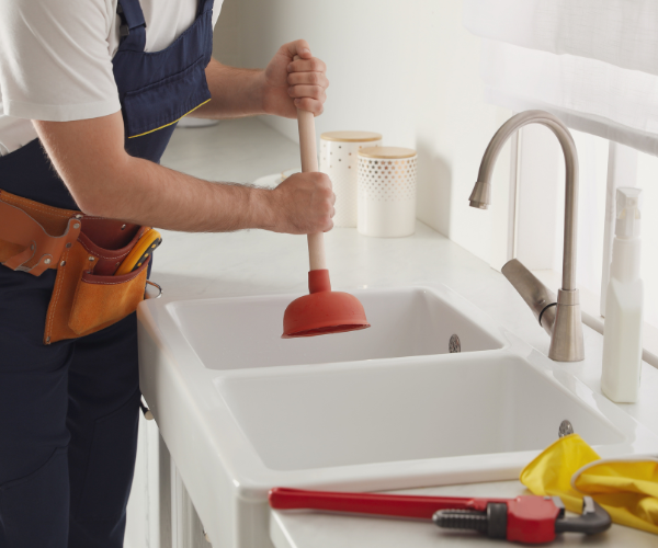 Verstopfter Siphon mit Haaren und Ablagerungen